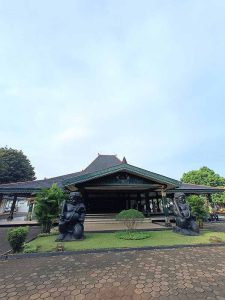 2 Patung Gupala Dwarapala Di Depan Pendopo Agung Bangsal Kencono Anjungan Daerah Istimewa Yogyakarta