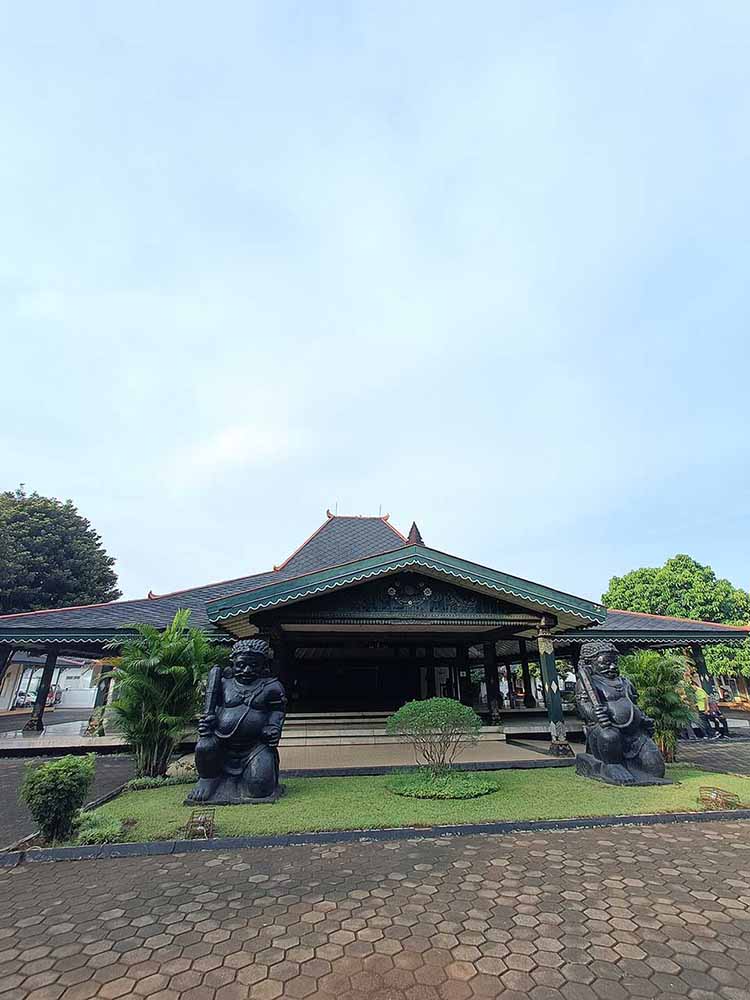 2 Patung Gupala Dwarapala Di Depan Pendopo Agung Bangsal Kencono Anjungan Daerah Istimewa Yogyakarta