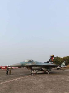 Background Alutsista Pesawat Tempur Angkatan Udara F 16 Langit Biru Baseops Halim