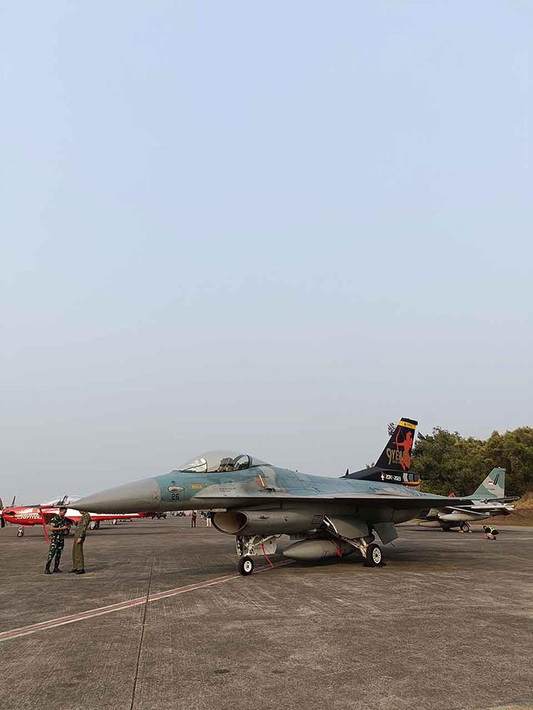 Background Alutsista Pesawat Tempur Angkatan Udara F 16 Langit Biru Baseops Halim