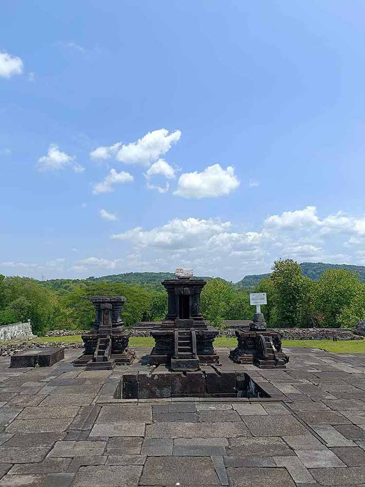 Pemandangan Indah Di Keraton Ratu Boko, Yogyakarta 1 Candi Persembahan