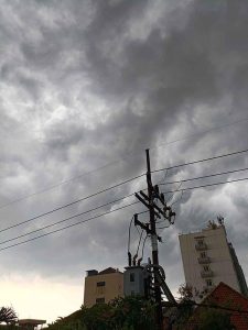 Kabel Tiang Listrik PLN Langit Mendung Gelap