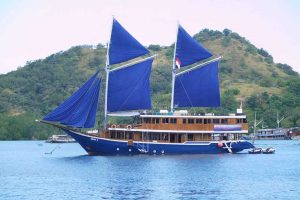 Kapal Pinishi Belayar Perairan Laut Komodo