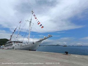 Kapal Pinishi Sandar Di Dermaga Pulau Komodo