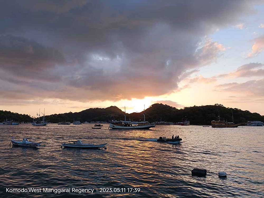 Laut Senja Pulau Komodo Kapal Pinishi Berlayar