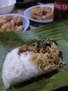 Nasi Urap Rames Nasi Bungkus Daun Pisang Daun Jati
