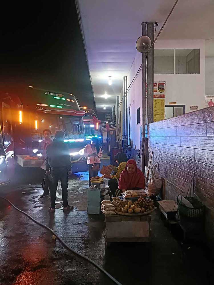 Pedagang Rebusan Terus Ada Pagi Siang Malam 1 Pedagang Penjual Jagung Kacang Rebus Bakar