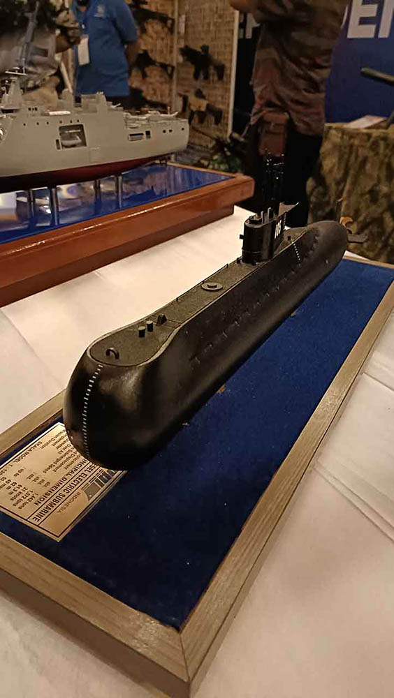 Replika Kapal Selam Militer Kapal Perang