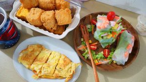Salad Sayur Udang Kertas Nasi Tahu Goreng Telur Dadar