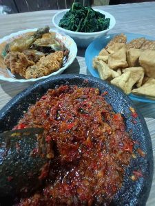 Sambal Tomat Terasi Ayam Goreng Tahu Tempe Daun Pepaya Lalapan