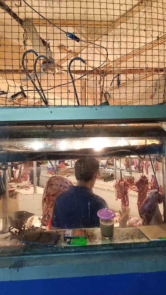 Segelas Kopi Penjual Daging Sapi Pasar Moderen