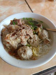 Semangkok Bakso Kuah tetelan Daging