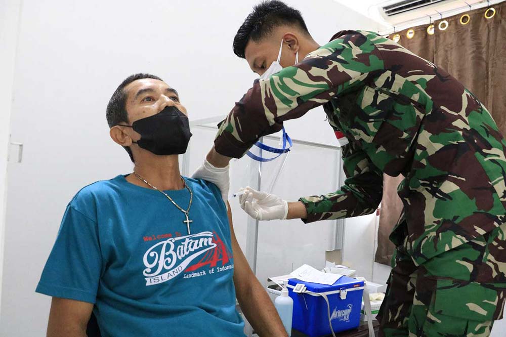 Seorang Pria Suntik Vaksin Covid Dokter Perawat Tenaga Kesehatan Militer Tentara