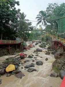 Aliran Sungai Warna Coklat Deras