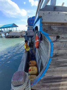 Anak Nelayan Dek Kapal Tongkang Langit Biru