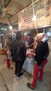 Ibu Ibu Beli Daging Di Pasar
