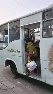 Ibu Ibu Penumpang Bus Angkutan Kota