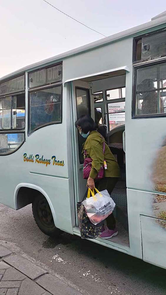 Ibu Ibu Penumpang Bus Angkutan Kota