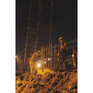 Krane Besi Dengan Pekerja Pakai Helem Keselamatan