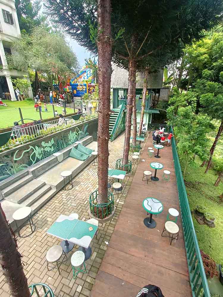 Nongkrong Di Cafe Outdor Ngopi Di Bawah Pohon