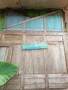 Pajangan Dinding Tulisan Bahasa Jawa Di Dinding Kayu Rumah Jawa