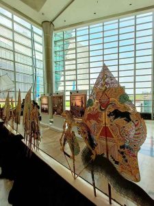 Pameran Perkenalkan Kesenian Wayang Kulit Indonesia Gunungan Wayang