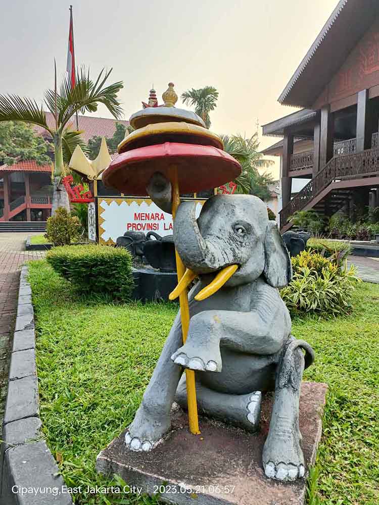 Patung Gajah, Ikon Provinsi Lampung 1 Patung Gajah Lampung Memegang Payung Di Halaman Rumah Adat Lampung Anjungan Daerah Lampung