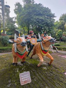 Patung Karapan Sapi Olahraga Tradisional Khas Madura