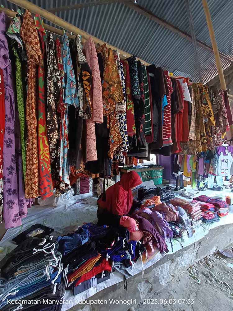 Pedagang Baju Daster Kemeja Kain Pasar Tradisional