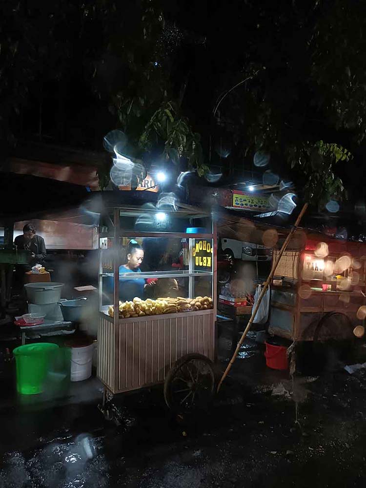 Pedagang Kaki Lima Aneka Gorengan Steet Food