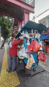 Pedagang Tukang Sayur Gerobak Dorong Mangkal