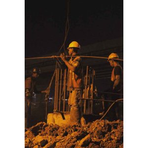 Pekerja Kuli Angkat Besi Bekerja Dengan Helem Keselamatan