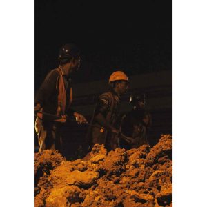 Pekerja Kuli Proyek Bekerja Dimalam Hari