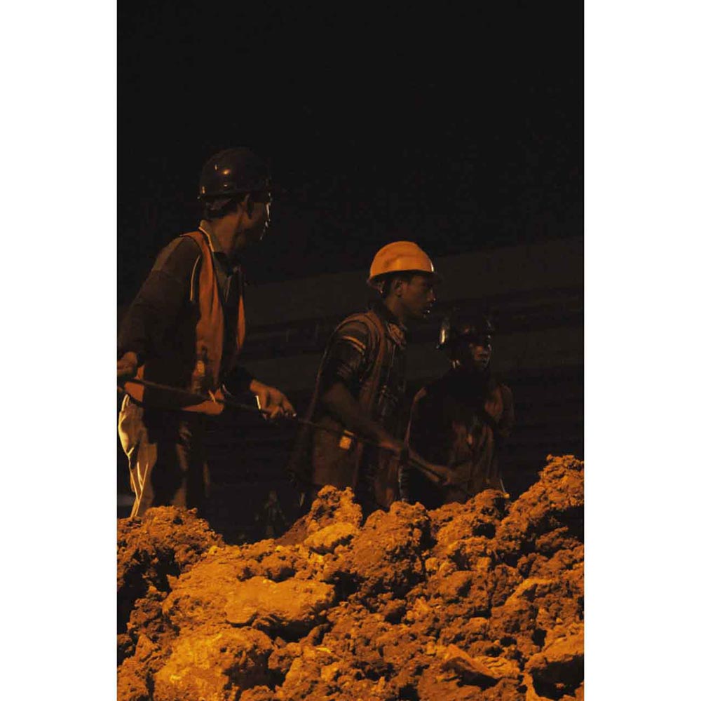 Pekerja Kuli Proyek Bekerja Dimalam Hari