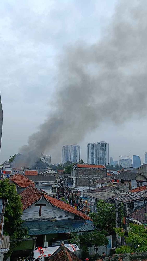 Asap Kebakaran Perumahan Padat Penduduk