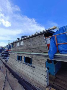 Badan Kapal Tongkang Kapal Tradisional Bersandar