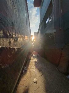 Cahaya Matahari Menembus Gang Jalan Pertokoan Gang Senggol