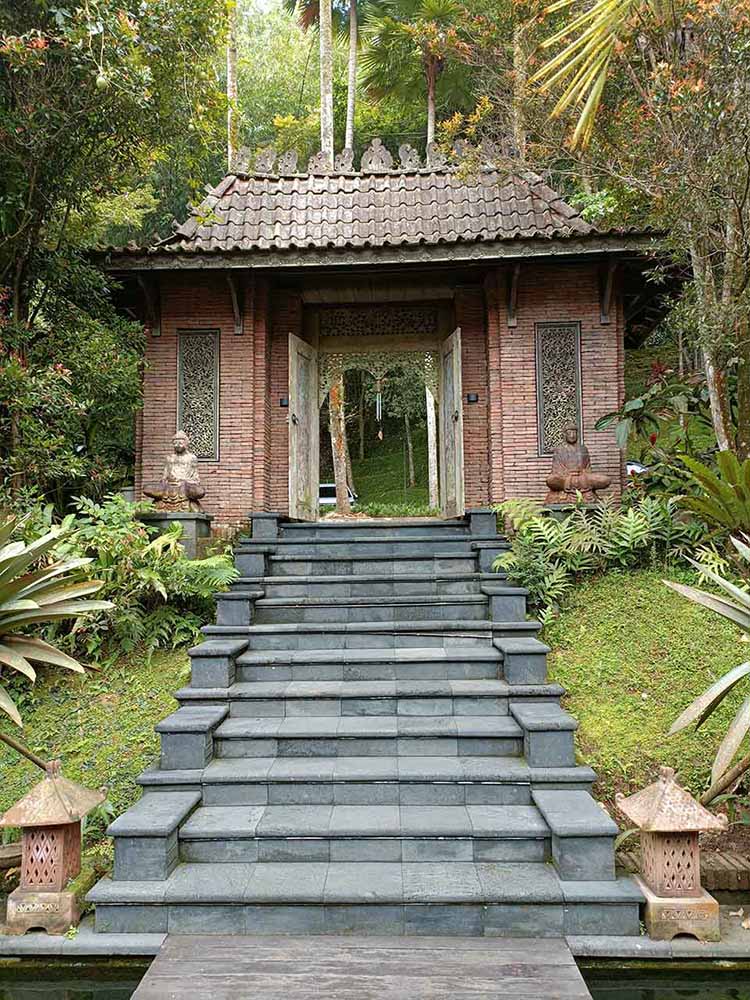 Gapura Rumah Jawa Tangga Batu Taman Hijau