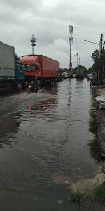 Jalanan Banjir Di Lewati Mobil Truck