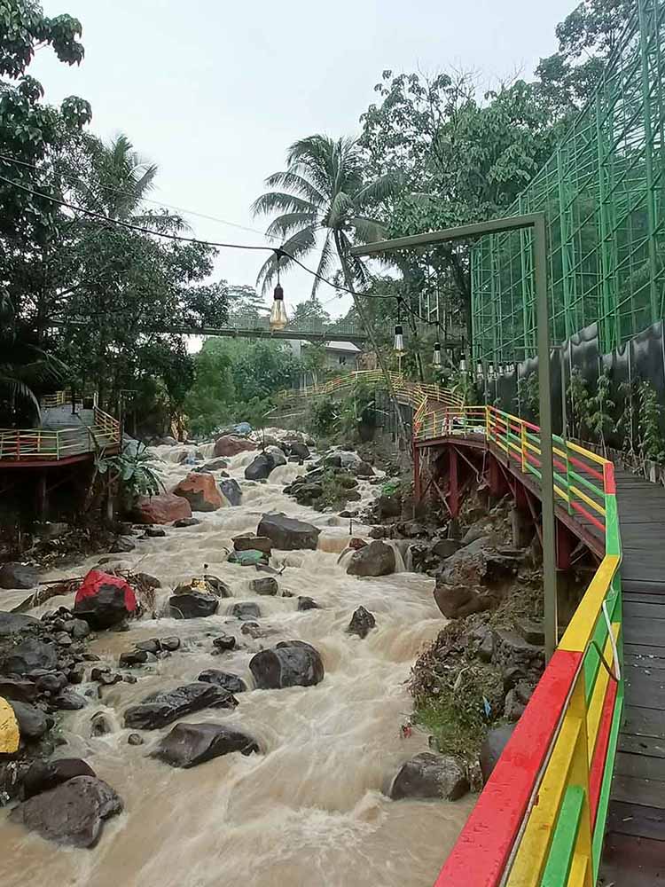Jembatan-Warna-Warni-Di-Pinggir-Aliran-Sungai-Aliran-Air-Deras Jembatan Warna Warni Di Pinggir Aliran Sungai Aliran Air Deras