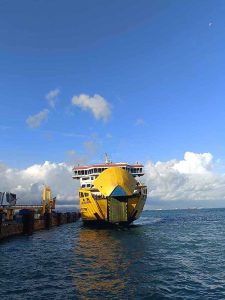 Kapal Penyebrangan Penumpang Batumandi Sandar Pelabuhan Merak
