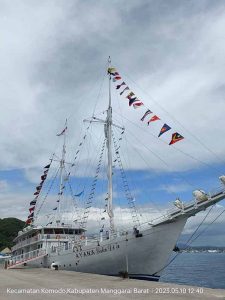 Kapal Pinishi Sandar Dermaga Pulau Komodo