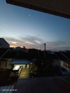 Komplek Perumahan Parkir Mobil Pagi Sore Hari