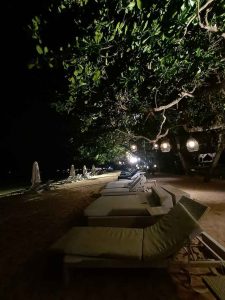 Kursi DI Pinggir Pantai Malam Hari