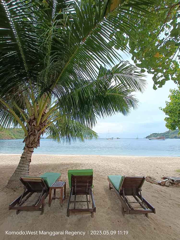 Kursi-Pantai-Pohon-Kelapa-Pantai-Kapal-Pinishi Kursi Pantai Pohon Kelapa Pantai Kapal Pinishi